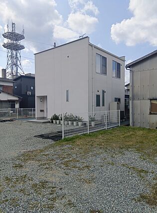 敷地内に2階建...