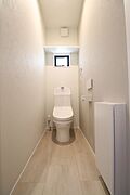 【施工例】トイレは1階、2階に設置。便座はフチ無し形状になっているので、サッとひと拭き、お掃除ラクラク。掃除用具やトイレットペーパーを置く収納も設置。