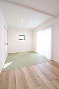 【施工例】リビング横の4.5帖の和室は、家族みんなに便利なマルチスペース！子どもが遊んだり宿題をする学習コーナーとしても。さらに、読書や趣味、ヨガなど大人のリラックスルームとしても活用できます♪
