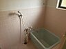 浴室：一日の疲れをじんわり癒やす、肩までしっかり浸かれる深めの浴槽。小窓付きのため毎日の換気やカビ対策にも大活躍！