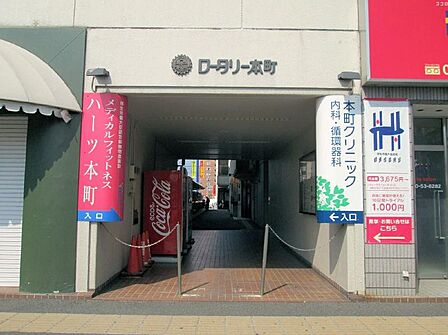 大通りからすぐにエントランスへ入れる立地環境!