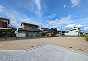 【令和7年11月末完成予定】バス停・スーパー徒歩圏内♪ゆらら温泉近く♪ 【別途費用】下水道負担金250円/？・境界基礎・ブロックフェンス工事費8、800円/ｍ  【特徴】 〇西側松山市道味生53号隣接
