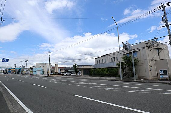県道沿いの立地