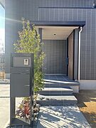 玄関の入り口は、雨の日でも濡れることがないように仕上げております。