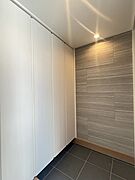 玄関収納を確保しながら、内装材でアクセントをいれております。