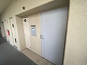 タイルをあしらった玄関。