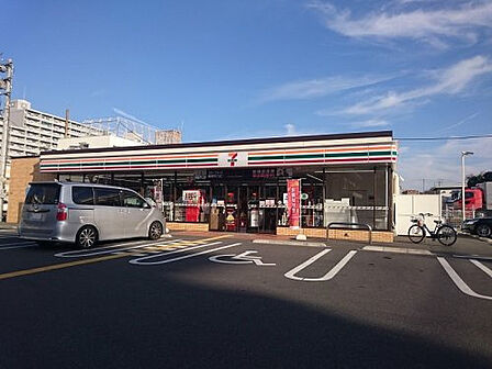 セブンイレブン 高知稲荷町店約256m/4分