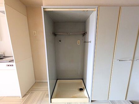 室内洗濯機置き場は囲われており、生活感を抑えてすっきりとした空間をキープできます。