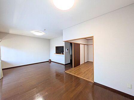 家族との会話が弾む対面式カウンターを採用。家具のレイアウトもしやすい開放的でゆとりある空間です。
