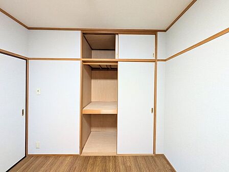 お布団や大きな衣装ケースも楽々収納できる深い奥行き。上下段に分かれており、整理整頓が捗ります。