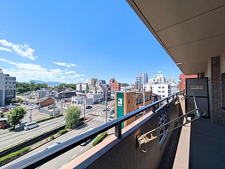 周辺まで見渡せる、見晴らしの良い開放的な景色が魅力。毎日の暮らしに開放感と潤いを与えてくれます。