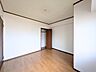 洋室：すっきりとした空間で寝室や作業部屋にぴったりです。使い勝手の良いクローゼットを備えております。