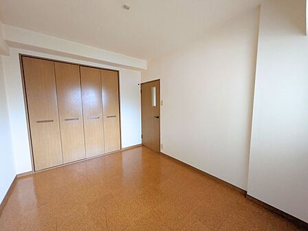 壁面に大きなクローゼットを備えた洋室。衣類や小物を一括収納でき、お部屋をスッキリ保てます。
