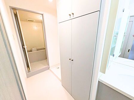 洗濯機置き場やリネン庫が効率よく配置された洗面室。スムーズな家事動線が確保されています。