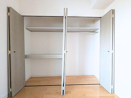 上部棚やハンガーパイプを備えたクローゼット。衣類や小物をきれいに整理して収納可能です。