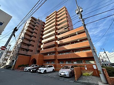 外観:温かみのあるレンガ調の外観デザインが魅力的で、落ち着きのある佇まいが住む人を心地よく迎えます。 外観:温かみのあるレンガ調の外観デザインが魅力的で、落ち着きのある佇まいが住む人を心地よく迎えます。