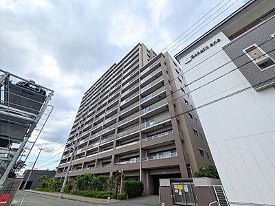 外観:落ち着いた色合いのモダンな外観デザイン。敷地内には植栽が施され、安心感のある住まいを演出します。 外観:落ち着いた色合いのモダンな外観デザイン。敷地内には植栽が施され、安心感のある住まいを演出します。
