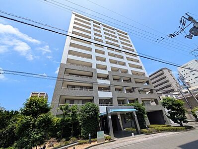 外観:青空に映える重厚感ある佇まい。植栽の緑が彩りを添え、住む人を心地よく迎え入れます。 外観:青空に映える重厚感ある佇まい。植栽の緑が彩りを添え、住む人を心地よく迎え入れます。