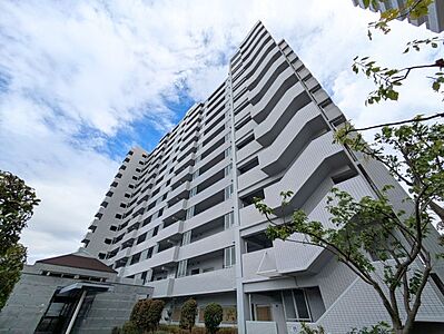 外観:澄み渡る青空に映える重厚な外観デザイン。緑豊かな植栽が住まう方を優しく迎えます。 外観:澄み渡る青空に映える重厚な外観デザイン。緑豊かな植栽が住まう方を優しく迎えます。