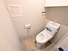 トイレ：手洗い器と上部吊戸棚を備えた快適なトイレ空間。温水洗浄便座付きで、毎日快適にお使いいただけます。