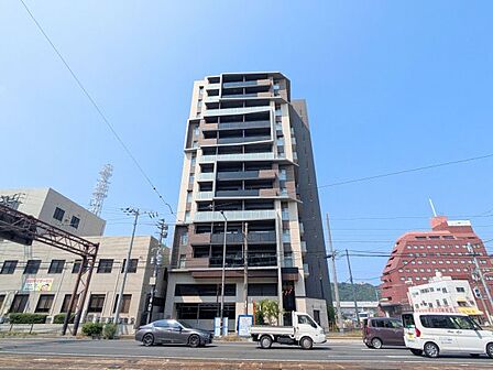 スタイリッシュな外観デザインが目を惹くマンションで、洗練された都市ライフをスタートできます。