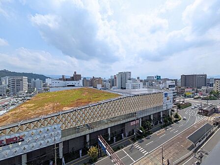 バルコニーからは開放的な街並みが広がり、四季折々の空の移ろいを感じながら過ごせます。