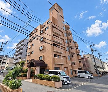 外観:青空に映える温かみの外観です。植栽やアプローチもきれいに整えられています。 外観:青空に映える温かみの外観です。植栽やアプローチもきれいに整えられています。