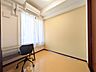 洋室：温かみのあるイエローの壁紙が映えるお部屋です。デスクを置いて在宅ワークにも重宝します。