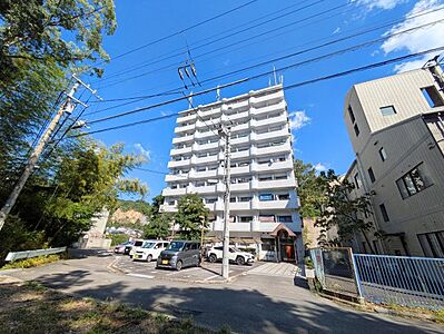 外観:青空に映える白基調のマンションです。道後エリアの高台に位置しております。 外観:青空に映える白基調のマンションです。道後エリアの高台に位置しております。