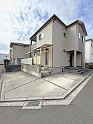 収納スペースを豊富に備えた5ＬＤＫのお家！北東角地・約41坪の敷地で日当り・通風が良好です！駐車スペースを3台分確保してます！
