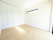 洋室にはクローゼットを完備し、自由度の高い家具の配置が叶うシンプルな空間で