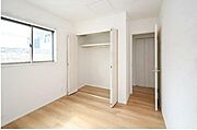 2階洋室、クローゼットが各部屋にあり、衣類や段ボールなど、様々なものが収納できます！ 各居室にエアコン・テレビコンセントが設置されていて、追加で工事する必要がありません♪（施工例）