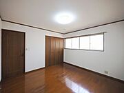 洋室8帖。大きな収納付きでお部屋を広く使えます。