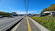 見通しの良い直線道路なので車の出入りも楽に行えます。