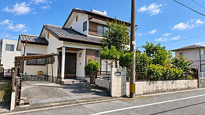外観:南側の庭と植栽が住まいにゆとりを添え、戸建てらしい暮らしを感じる外観 外観:南側の庭と植栽が住まいにゆとりを添え、戸建てらしい暮らしを感じる外観