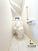 トイレ　1階のトイレです。保温・洗浄付きのリクシル製品採用。ペーパーホルダー、収納付きになります。