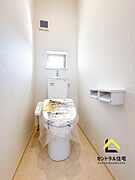 同規模・同仕様のトイレ　2階のトイレです。保温・洗浄付きのリクシル製品採用。ペーパーホルダー、収納付きになります。