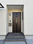 玄関には屋根がついているので、急な雨にも安心♪