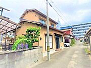 松山市竹原3丁目にある為、近隣商業施設へのアクセス良好♪徒歩圏内にスーパーやコンビニ・ドラッグストアがあり生活便利です♪