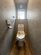 1階のトイレはモダンな雰囲気でおしゃれに仕上げました♪しっかりと陽の光が入り、明るく清潔なトイレです。