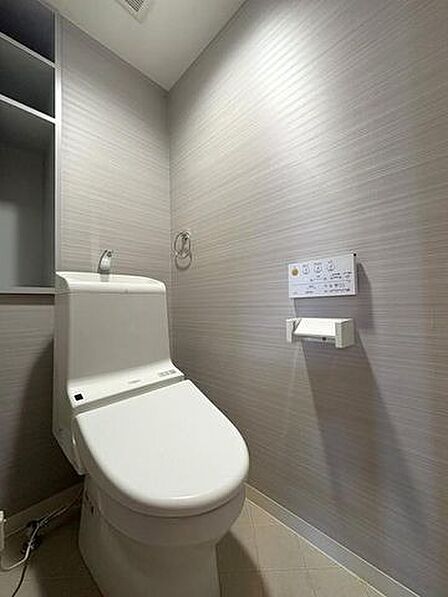 毎日使う場所だからこそ、快適で気持ちの良い空間に♪備品の収納に便利で嬉しい棚付きです♪