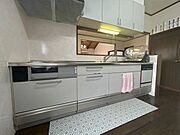 キッチンは人気の対面型♪料理をしながらダイニングやリビングの様子を見る事ができます♪コンロ部分には壁があるので、料理中の油はね等もダイニングに飛ばないのが嬉しいですね♪