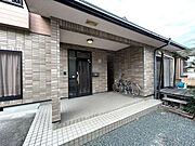 玄関周りは広々としたポーチが広がっており、雨の日でも安心設計♪また自転車なども置くことができるようになっています。
