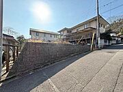 閑静な住宅街にある土地です♪豊かな緑に囲まれ、四季の移ろいを身近に感じられる心地よい土地です。