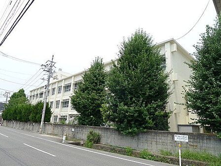 松山市立雄郡小学校 864m