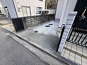 玄関前には防犯面にも嬉しい門扉付♪現地案内もできますので、お気軽にお申し付け下さい♪