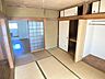 室内：DK横の6帖の和室です♪壁一面に大容量の収納があり、たっぷり収納できてお部屋をすっきり保てます♪