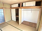 扉付き収納の中にはハンガーパイプ付き♪衣類を掛けて収納でき、整理整頓もしやすいです♪
