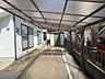外観：敷地内駐車場は雨風や雪、紫外線などから車を守る、カーポート付です♪近隣商業施設へのアクセスも良好な立地です♪
