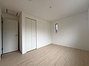 2階にある約6.5帖の洋室です♪